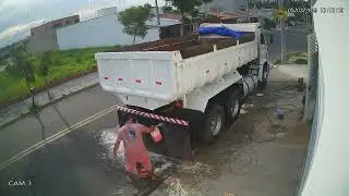 Alonguei meu titan 18310 e coloquei caçamba. !!