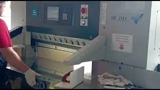 Подрезка больших стопок &ndash; под самый прижим на бумагорезке GUOWANG GW115F в Нижнем Новгороде