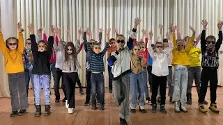 З-А  вітає свою вчительку.