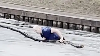 Herrchen versucht verzweifelt, seinen Hund zu retten. Dann filmen Passanten eine Heldentat