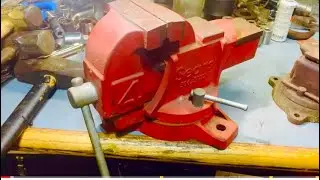 Tornillo de banco Sears en tienda de antigüedades Estados Unidos cazando herramienta