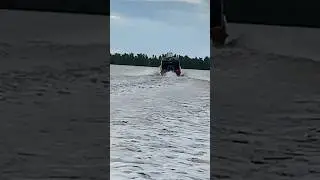 Ngekor di belakang speedboat mesin 200 pk #maccarezo #speedboat #villagelife