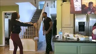 Elle lui fait croire qu'elle a vendu sa collection de chaussure pour 250 000 $