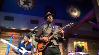 Keb' Mo' at the Dosey Doe Big Barn. Riley B King