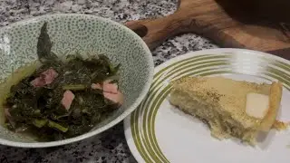 Ботва репы и кукурузный хлеб с маслом