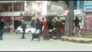 Rishikesh:Cannabis drunk female tourist did high voltage drama at Nataraj Chowk.watch the drama