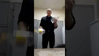 Качаю битцепс на работе! #сибирь #приколы #юмор #sport #show #спорт #shortvideo#short #shorts
