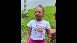 Esta madre consentia mucho a su hija mala educada pero a la final termino corrigiendo sus errores