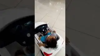 Arkan ketiduran di mobil kecapean nyetir di Kepri Mall Batam by Keyla dan arkan play, learn and fun