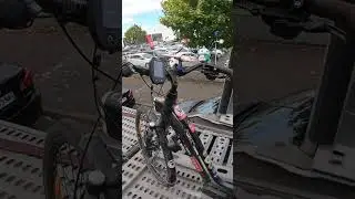 monsieur, il faut descendre maintenant :)  #velotaf #freeride #fun #vae #camion #pistecyclable