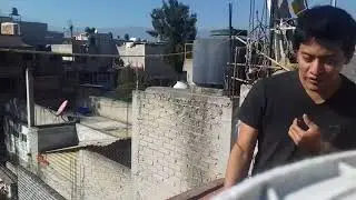 marciano que est&aacute; sentado en el ala de un vuelo de taca