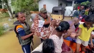 Alluvioni in SRI LANKA: i soccorsi arrivano sulle barche, MIGLIAIA di evacuati
