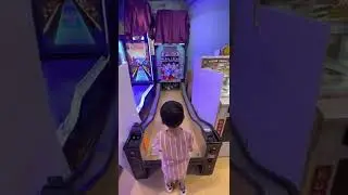 子供向けボウリングゲーム PRO STRIKER Arcade Bowling machine for kids  with Travis!