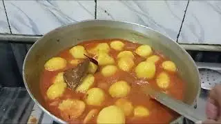 আলুর দম আর লুচি।