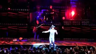 Time McGraw sings 