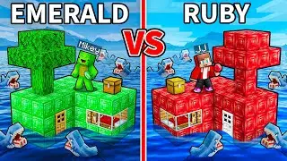 JJ and Mikey: EMERALD vs RUBY Sea Block Battle in Minecraft - Maizen