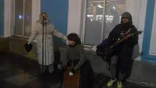 Уличные музыканты Питер гр. Дешёвые Драмы поет Александра на Невском 9 января ч3 - Опять метель