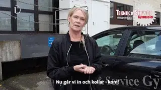 Rektor visar runt i Teknik och Servicegymnasiets lokaler.