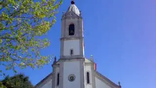 Portugal. Sinos maravilhosos da Igreja Matriz de Fátima. Santuário de Fátima MOV07297