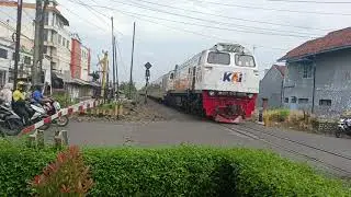 KA Malabar Ekspress melintas track lurus menanjak menjelang JPL 351A.Tiba-tiba Semboyan 35 bergema.