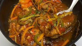 Коричневая тушеная рыба, тушеная ломтиками рыба