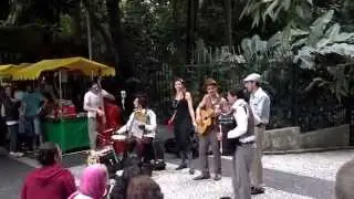 Cabar&eacute; Tr&ecirc;s Vintens na Feira do Trianon