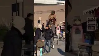 Ciao bambini!! e voi l&rsquo;avete mai vista  una befana sui trampoli?  #animazione #eventi #trampoli