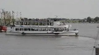 Fahrgastschiff Graf Edzard I. legt ab zur Fahrt durch das Naturschutzgebiet Leyh&ouml;rn zur Seeschleuse
