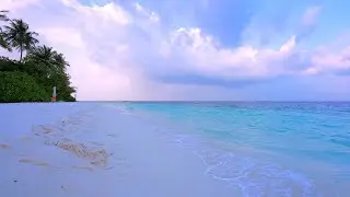 Maldives Atoll 🏝 Turquoise Ocean off Maamunagau Island. Ocean waves 4K Ultra HD