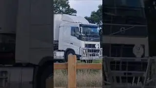 Volvo Trucks: Volvo Reefer Truck Taking Charge On Melbourne Roads #volvotrucks #reefertrucking