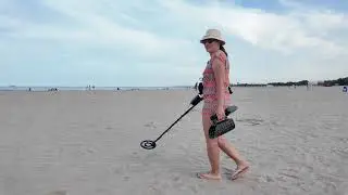 Metal Detecting Paradise: Beach  Day Hunt Unearths Buried Treasure! 🏖️