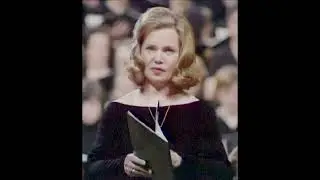 Ria Bollen sings 