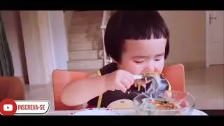 adik gemuk makan sangat lahap