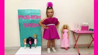 Maria opens a fashion show with dolls Rainbow High Crystal Bailey and Barbie