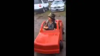 Bean're runs from the law in a Clown car