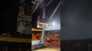 How Longshoremen work on hard to reach containers in port #maritime #containership #merchantmarine