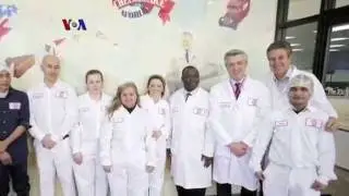 Bisnis Sukses Chicago Pekerjakan Karyawan Pengungsi - Liputan Feature VOA
