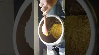 Basanti Pulao in Pressure Cooker 😍#shorts #pulao #pressurecookerpulao
