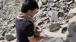 Sedat Uçan Hira Dağının Güvercinlerine Yem Veriyor