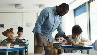 US Reading Test Scores Fall to Lowest Level in 32 Years