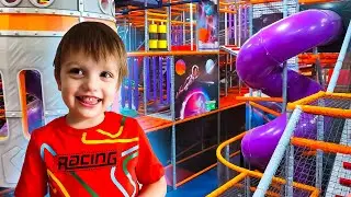 MIKI I MAKS BAWIĄ SIĘ NA SALI ZABAW SPACE KIDS AIRO