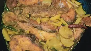 তেলাপিয়া মাছ ও আলু ভুনা। 