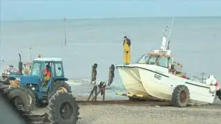 Hornsea sea and boats and fisher-folks / 300118 / 4:34 minutes