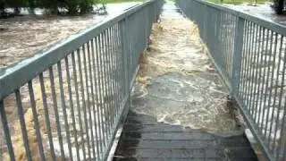 2010 flood peak crossing