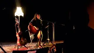 April Marmara ao vivo no Beleza Teatro