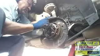 Замена задних тормозных колодок и дисков. Toyota Highlander.