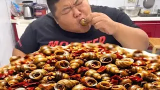 Monkey brother stir-fried 10 pounds of snails and ate one in one bite. It was so delicious!