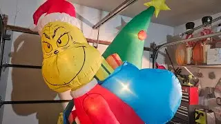 Надувная фигура Гринча высотой 9 футов (2,7 м) с деревом, выпущенная в 2024 году.