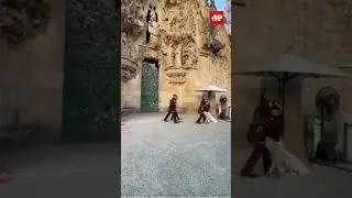 Ativistas s&atilde;o presos ap&oacute;s ataque com p&oacute; colorido &agrave; Sagrada Fam&iacute;lia #shorts