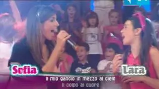 Sofia e Lara si sfidano cantando 